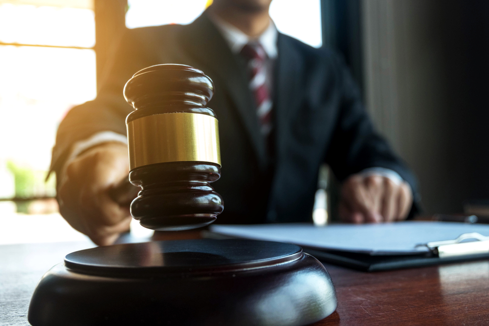 Martelo do juiz sobre a mesa, simbolizando a decisão da Justiça do Trabalho sobre Direito Trabalhista do Bancário