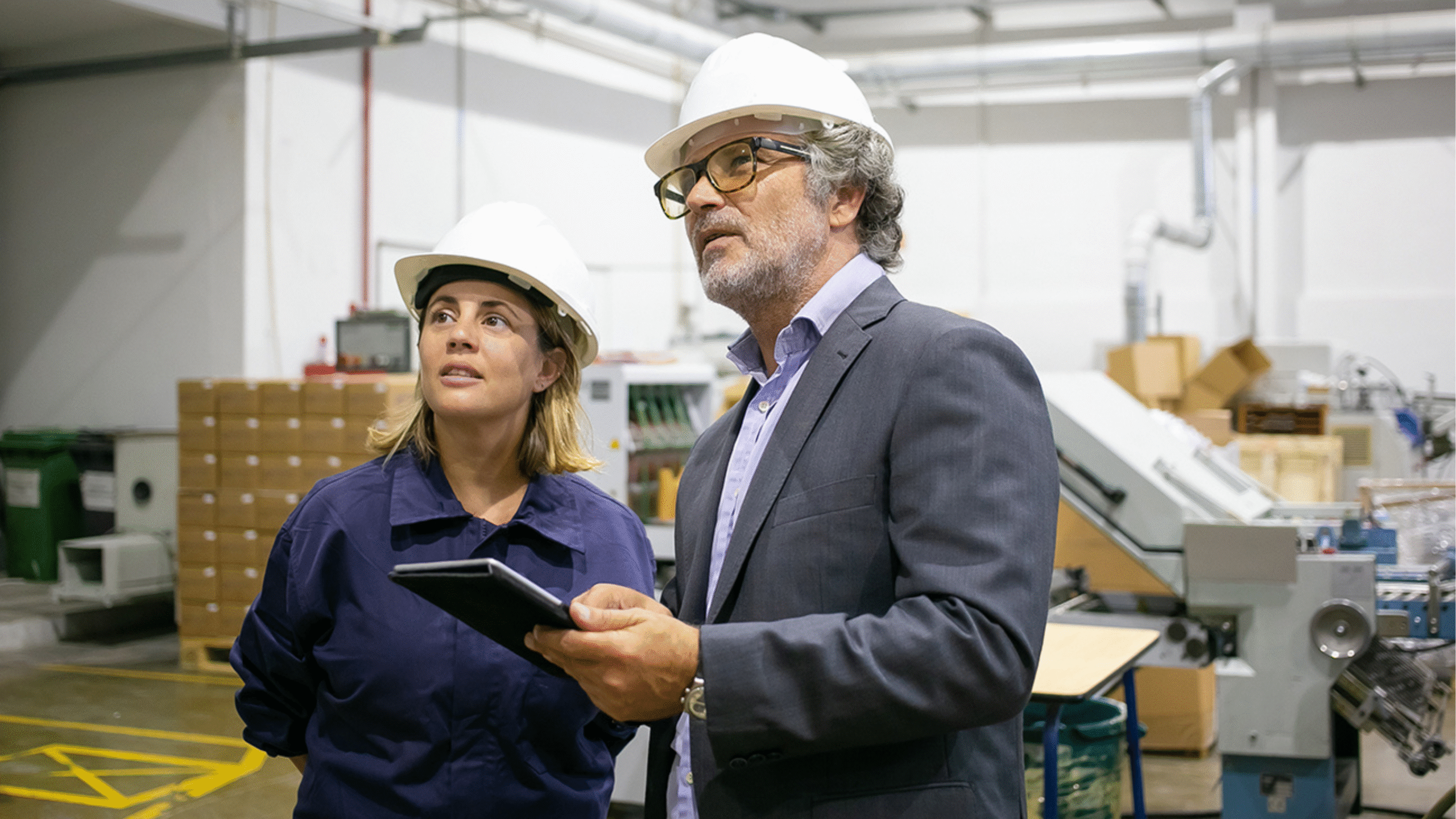 Engenheiros em reunião de projeto, discutindo o salário do engenheiro em Pinhais e a conformidade com a Lei 4.950-A/66.