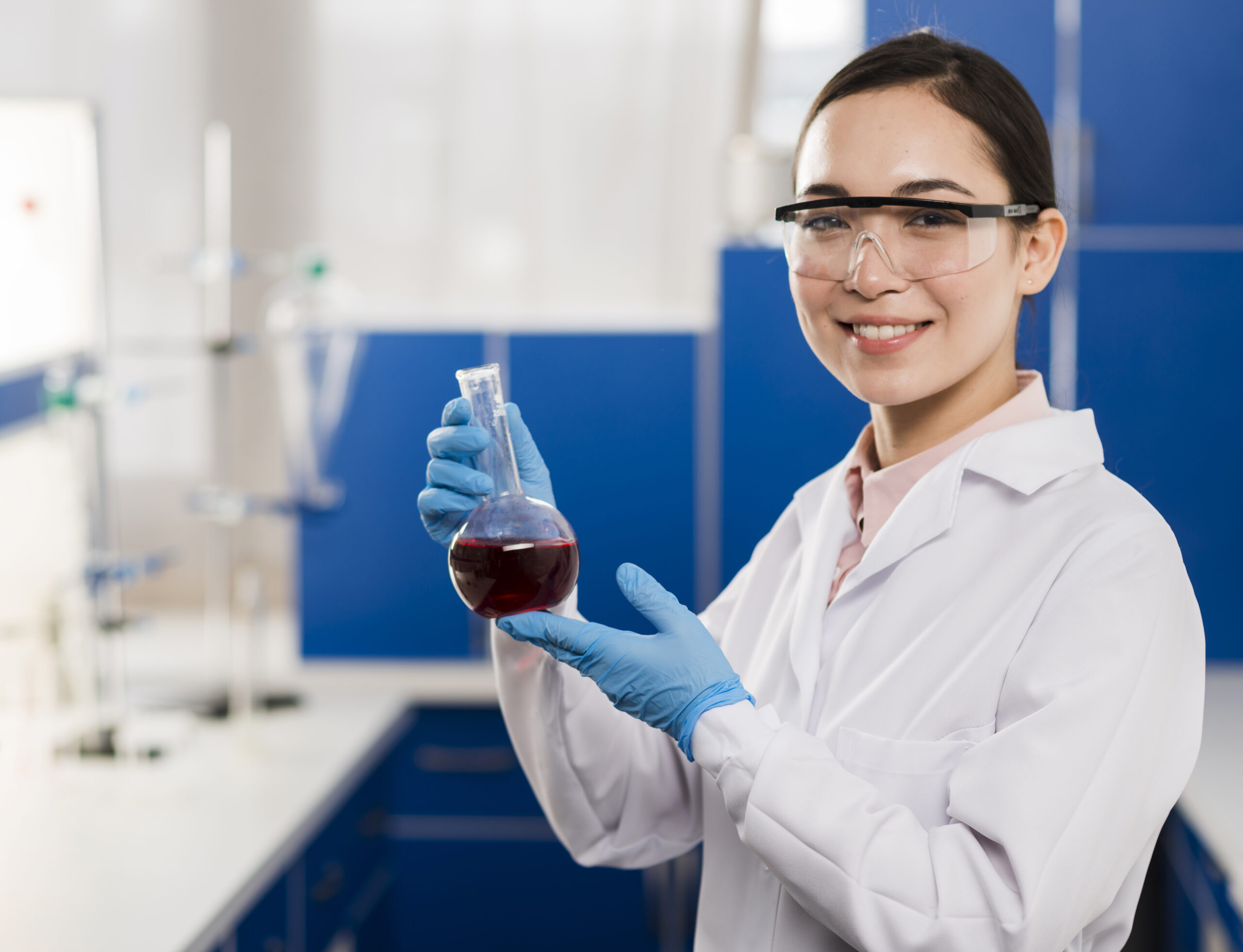 Química em laboratório analisando amostra, simbolizando o Salário do Químico em Pinhais e a Lei 4.950-A/66.